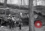 Immagine di Le truppe degli Stati Uniti con lo scavo di una piroga Picardia Francia, 1918, secondo 42 filmato di repertorio 65675027494