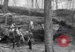 Immagine di Le truppe degli Stati Uniti con lo scavo di una piroga Picardia Francia, 1918, secondo 43 filmato di repertorio 65675027494