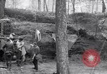 Immagine di Le truppe degli Stati Uniti con lo scavo di una piroga Picardia Francia, 1918, secondo 44 filmato di repertorio 65675027494