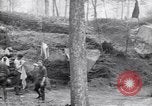 Immagine di Le truppe degli Stati Uniti con lo scavo di una piroga Picardia Francia, 1918, secondo 45 filmato di repertorio 65675027494