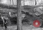 Immagine di Le truppe degli Stati Uniti con lo scavo di una piroga Picardia Francia, 1918, secondo 46 filmato di repertorio 65675027494