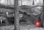 Immagine di Le truppe degli Stati Uniti con lo scavo di una piroga Picardia Francia, 1918, secondo 47 filmato di repertorio 65675027494