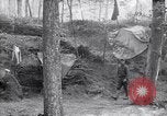 Immagine di Le truppe degli Stati Uniti con lo scavo di una piroga Picardia Francia, 1918, secondo 48 filmato di repertorio 65675027494