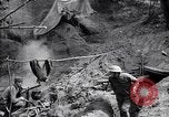 Immagine di Le truppe degli Stati Uniti con lo scavo di una piroga Picardia Francia, 1918, secondo 52 filmato di repertorio 65675027494