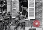 Standbild Verletzte Soldaten auf Bahren Cantigny Frankreich, 1918, aus Sekunde 1 historischem Filmmaterial Videoclip 65675027497