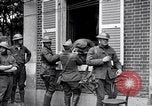 Standbild Verletzte Soldaten auf Bahren Cantigny Frankreich, 1918, aus Sekunde 3 historischem Filmmaterial Videoclip 65675027497