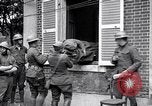 Standbild Verletzte Soldaten auf Bahren Cantigny Frankreich, 1918, aus Sekunde 4 historischem Filmmaterial Videoclip 65675027497