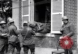 Standbild Verletzte Soldaten auf Bahren Cantigny Frankreich, 1918, aus Sekunde 5 historischem Filmmaterial Videoclip 65675027497