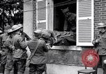 Standbild Verletzte Soldaten auf Bahren Cantigny Frankreich, 1918, aus Sekunde 6 historischem Filmmaterial Videoclip 65675027497
