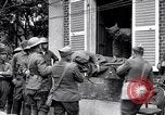 Standbild Verletzte Soldaten auf Bahren Cantigny Frankreich, 1918, aus Sekunde 7 historischem Filmmaterial Videoclip 65675027497