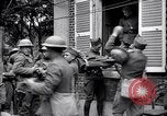 Standbild Verletzte Soldaten auf Bahren Cantigny Frankreich, 1918, aus Sekunde 12 historischem Filmmaterial Videoclip 65675027497