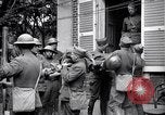 Standbild Verletzte Soldaten auf Bahren Cantigny Frankreich, 1918, aus Sekunde 13 historischem Filmmaterial Videoclip 65675027497