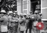Standbild Verletzte Soldaten auf Bahren Cantigny Frankreich, 1918, aus Sekunde 14 historischem Filmmaterial Videoclip 65675027497