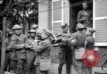 Standbild Verletzte Soldaten auf Bahren Cantigny Frankreich, 1918, aus Sekunde 15 historischem Filmmaterial Videoclip 65675027497