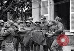 Standbild Verletzte Soldaten auf Bahren Cantigny Frankreich, 1918, aus Sekunde 17 historischem Filmmaterial Videoclip 65675027497