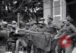 Standbild Verletzte Soldaten auf Bahren Cantigny Frankreich, 1918, aus Sekunde 18 historischem Filmmaterial Videoclip 65675027497