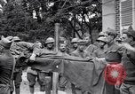 Standbild Verletzte Soldaten auf Bahren Cantigny Frankreich, 1918, aus Sekunde 19 historischem Filmmaterial Videoclip 65675027497
