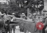 Standbild Verletzte Soldaten auf Bahren Cantigny Frankreich, 1918, aus Sekunde 20 historischem Filmmaterial Videoclip 65675027497