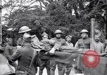 Standbild Verletzte Soldaten auf Bahren Cantigny Frankreich, 1918, aus Sekunde 22 historischem Filmmaterial Videoclip 65675027497