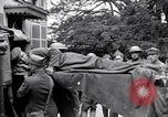 Standbild Verletzte Soldaten auf Bahren Cantigny Frankreich, 1918, aus Sekunde 29 historischem Filmmaterial Videoclip 65675027497