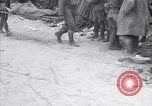 Standbild Verletzte Soldaten auf Bahren Cantigny Frankreich, 1918, aus Sekunde 35 historischem Filmmaterial Videoclip 65675027497