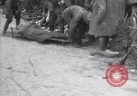 Standbild Verletzte Soldaten auf Bahren Cantigny Frankreich, 1918, aus Sekunde 37 historischem Filmmaterial Videoclip 65675027497
