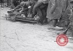Standbild Verletzte Soldaten auf Bahren Cantigny Frankreich, 1918, aus Sekunde 38 historischem Filmmaterial Videoclip 65675027497