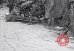Standbild Verletzte Soldaten auf Bahren Cantigny Frankreich, 1918, aus Sekunde 40 historischem Filmmaterial Videoclip 65675027497