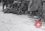 Standbild Verletzte Soldaten auf Bahren Cantigny Frankreich, 1918, aus Sekunde 41 historischem Filmmaterial Videoclip 65675027497