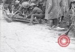 Standbild Verletzte Soldaten auf Bahren Cantigny Frankreich, 1918, aus Sekunde 43 historischem Filmmaterial Videoclip 65675027497