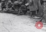 Standbild Verletzte Soldaten auf Bahren Cantigny Frankreich, 1918, aus Sekunde 46 historischem Filmmaterial Videoclip 65675027497