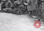 Standbild Verletzte Soldaten auf Bahren Cantigny Frankreich, 1918, aus Sekunde 47 historischem Filmmaterial Videoclip 65675027497