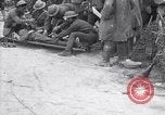 Standbild Verletzte Soldaten auf Bahren Cantigny Frankreich, 1918, aus Sekunde 48 historischem Filmmaterial Videoclip 65675027497