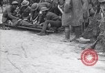 Standbild Verletzte Soldaten auf Bahren Cantigny Frankreich, 1918, aus Sekunde 49 historischem Filmmaterial Videoclip 65675027497