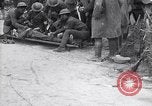 Standbild Verletzte Soldaten auf Bahren Cantigny Frankreich, 1918, aus Sekunde 50 historischem Filmmaterial Videoclip 65675027497