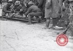 Standbild Verletzte Soldaten auf Bahren Cantigny Frankreich, 1918, aus Sekunde 51 historischem Filmmaterial Videoclip 65675027497