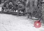 Standbild Verletzte Soldaten auf Bahren Cantigny Frankreich, 1918, aus Sekunde 53 historischem Filmmaterial Videoclip 65675027497