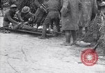 Standbild Verletzte Soldaten auf Bahren Cantigny Frankreich, 1918, aus Sekunde 54 historischem Filmmaterial Videoclip 65675027497