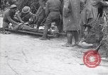 Standbild Verletzte Soldaten auf Bahren Cantigny Frankreich, 1918, aus Sekunde 55 historischem Filmmaterial Videoclip 65675027497