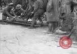 Standbild Verletzte Soldaten auf Bahren Cantigny Frankreich, 1918, aus Sekunde 56 historischem Filmmaterial Videoclip 65675027497