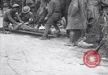 Standbild Verletzte Soldaten auf Bahren Cantigny Frankreich, 1918, aus Sekunde 57 historischem Filmmaterial Videoclip 65675027497