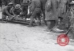 Standbild Verletzte Soldaten auf Bahren Cantigny Frankreich, 1918, aus Sekunde 59 historischem Filmmaterial Videoclip 65675027497