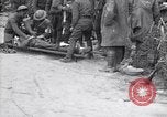 Standbild Verletzte Soldaten auf Bahren Cantigny Frankreich, 1918, aus Sekunde 60 historischem Filmmaterial Videoclip 65675027497