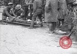 Standbild Verletzte Soldaten auf Bahren Cantigny Frankreich, 1918, aus Sekunde 61 historischem Filmmaterial Videoclip 65675027497