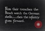 Standbild französische Soldaten beobachten Deutsche Schalen zerlegen Frankreich, 1916, aus Sekunde 1 historischem Filmmaterial Videoclip 65675027509