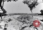Standbild französische Soldaten beobachten Deutsche Schalen zerlegen Frankreich, 1916, aus Sekunde 4 historischem Filmmaterial Videoclip 65675027509