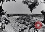 Standbild französische Soldaten beobachten Deutsche Schalen zerlegen Frankreich, 1916, aus Sekunde 9 historischem Filmmaterial Videoclip 65675027509
