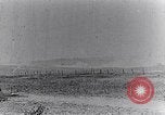 Standbild französische Soldaten beobachten Deutsche Schalen zerlegen Frankreich, 1916, aus Sekunde 11 historischem Filmmaterial Videoclip 65675027509