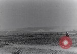 Standbild französische Soldaten beobachten Deutsche Schalen zerlegen Frankreich, 1916, aus Sekunde 13 historischem Filmmaterial Videoclip 65675027509