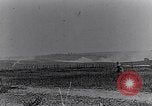 Standbild französische Soldaten beobachten Deutsche Schalen zerlegen Frankreich, 1916, aus Sekunde 14 historischem Filmmaterial Videoclip 65675027509